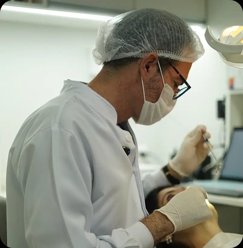 Dr. Francisco durante atendimento odontológico