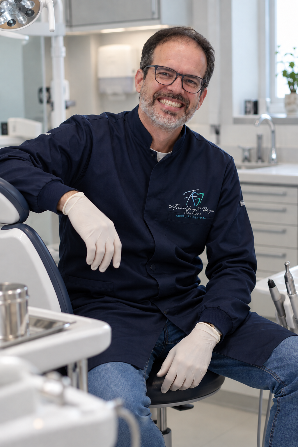 Dr. Francisco Gioney sorrindo no consultório